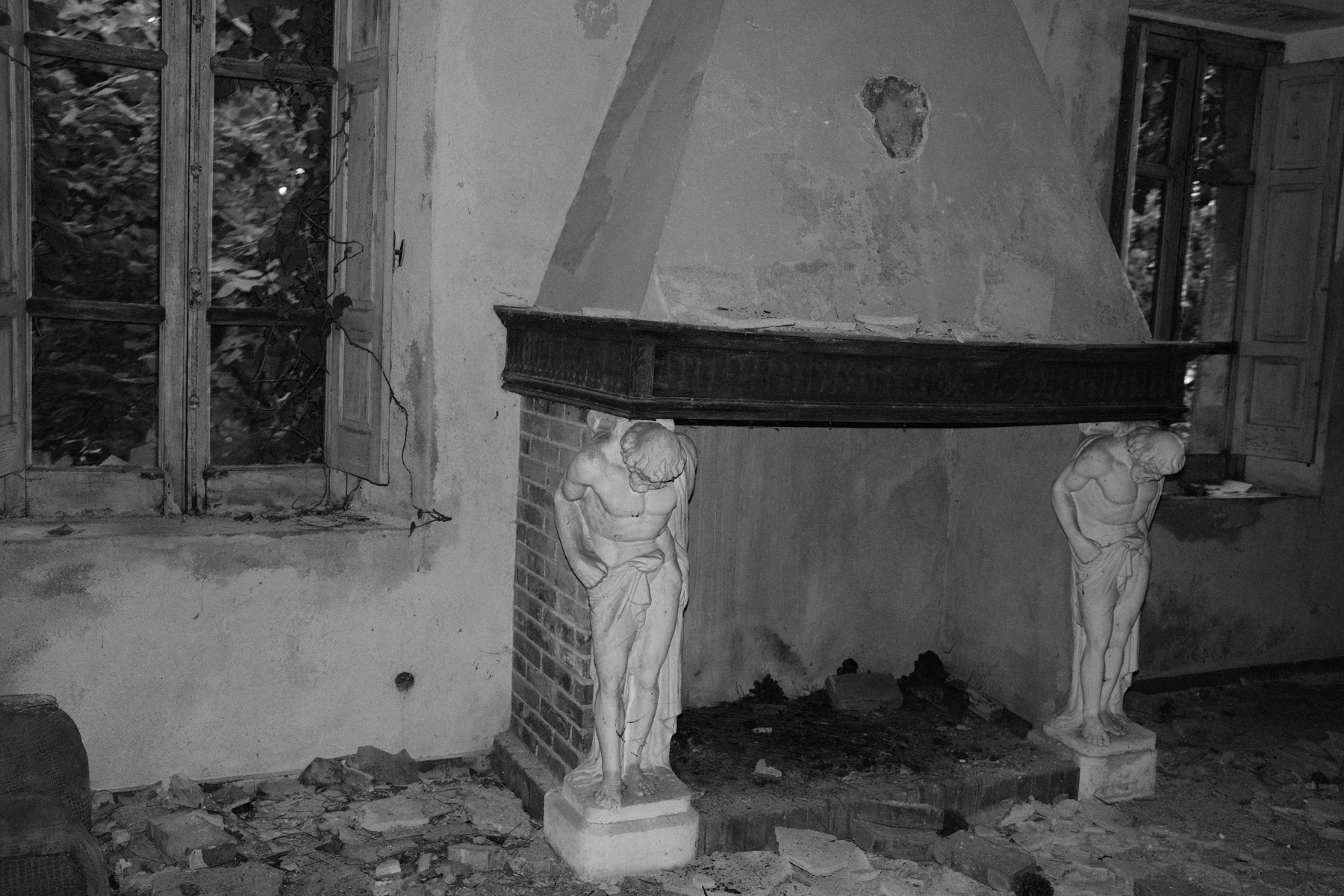 Kamin in verlassenem Raum